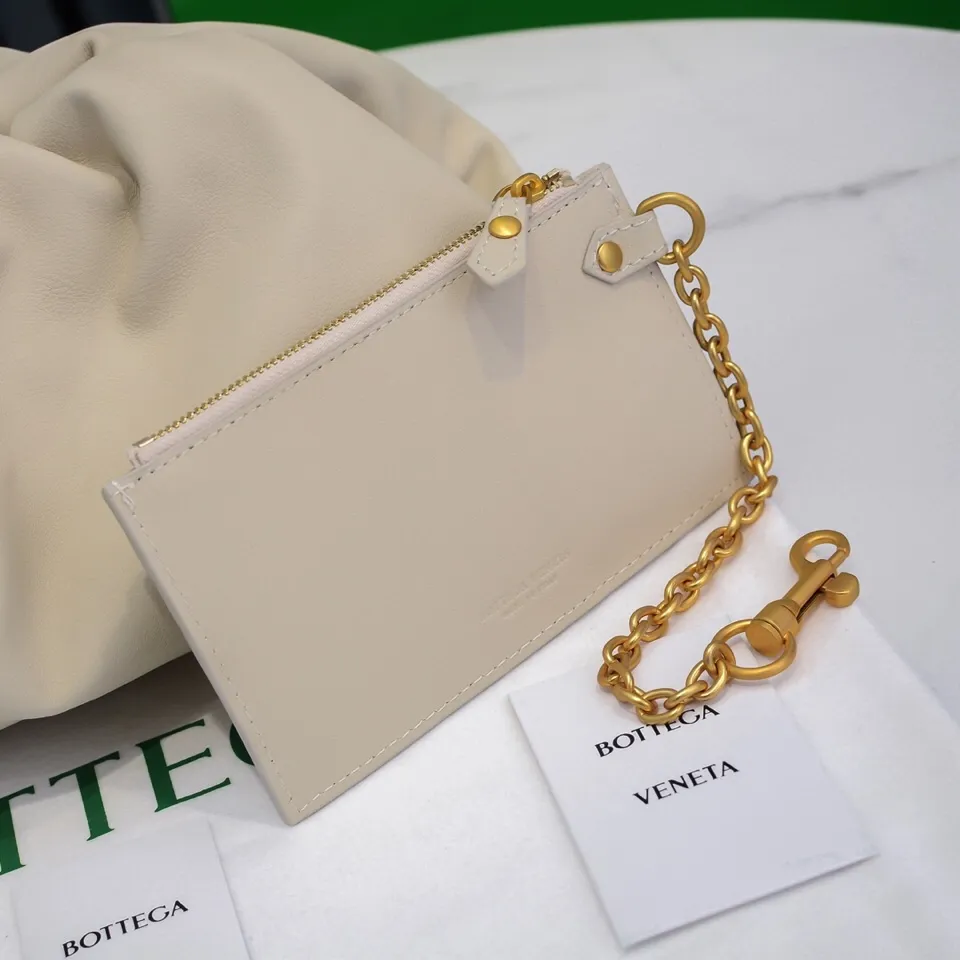Batch 1660 Bottega Veneta cloud bag ☁️POUCH series original plain calfskin, super low-key and attractive, soft and casual, major Internet celebrity bloggers are crazy about calling it fashionable and classy, ​​lazy and intellectual Large size: 38x20x8.5cm (large cloud plain) off-white